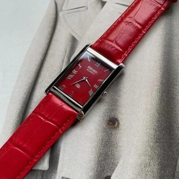 Vintage Style Seiko Quartz Mens Silver Watch & Red accents W/ Leather Strap - Picture 2 of 4